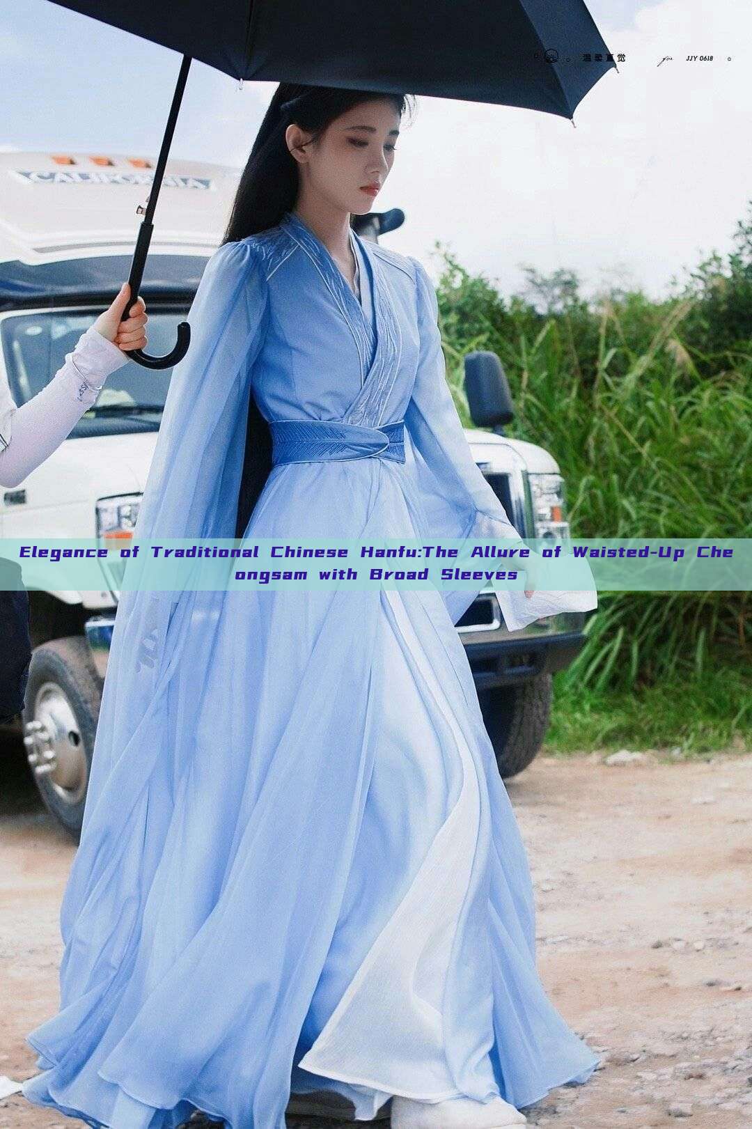 Elegance of Traditional Chinese Hanfu:The Allure of Waisted-Up Cheongsam with Broad Sleeves Elegance of Traditional Chinese Hanfu:The Allure of Waisted-Up Cheongsam with Broad Sleeves