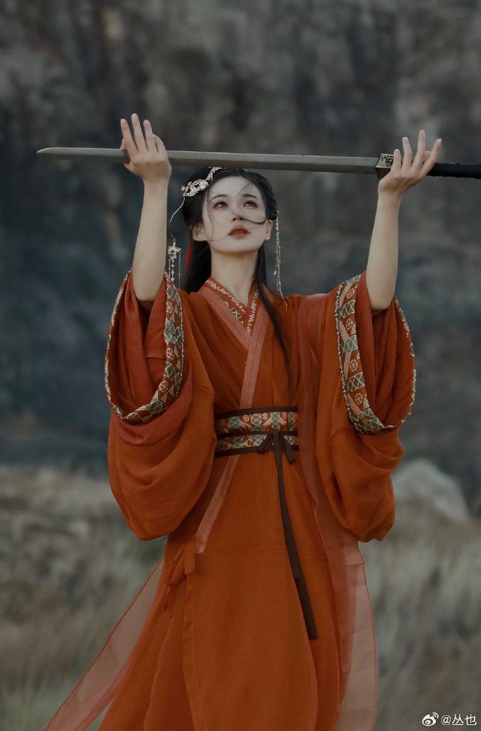 The Elegance of Cheongsam,Cape,and Overcoat:A Fashionable Fusion