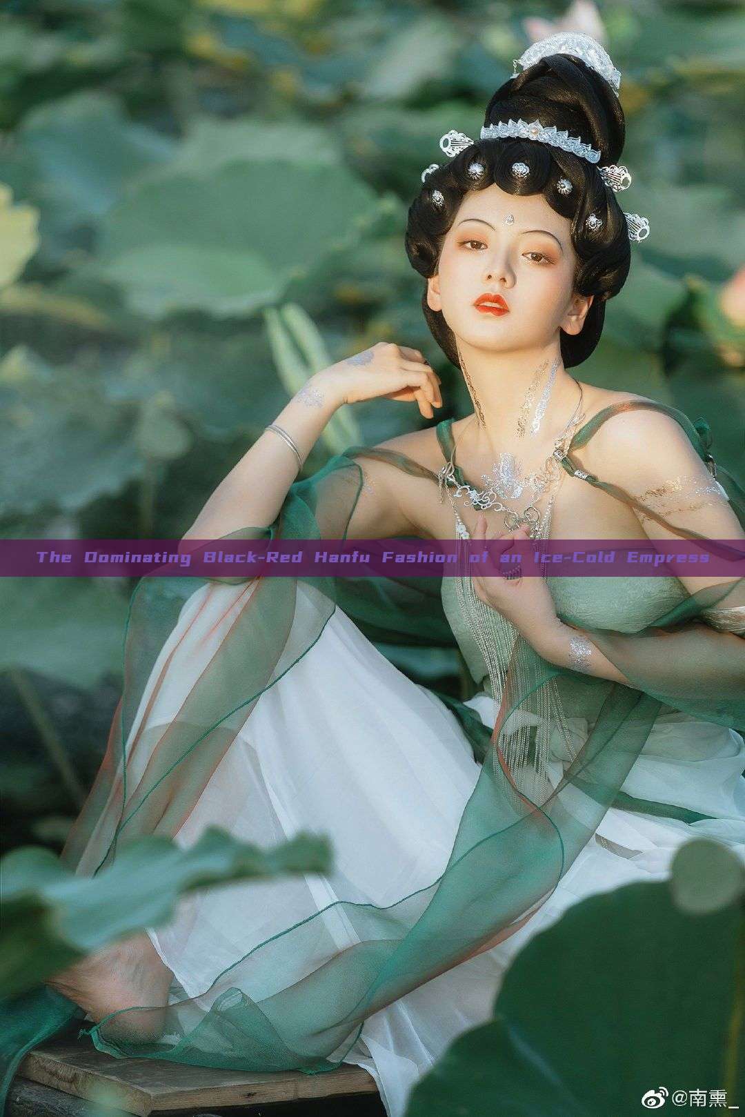 The Dominating Black-Red Hanfu Fashion of an Ice-Cold Empress The Dominating Black-Red Hanfu Fashion of an Ice-Cold Empress