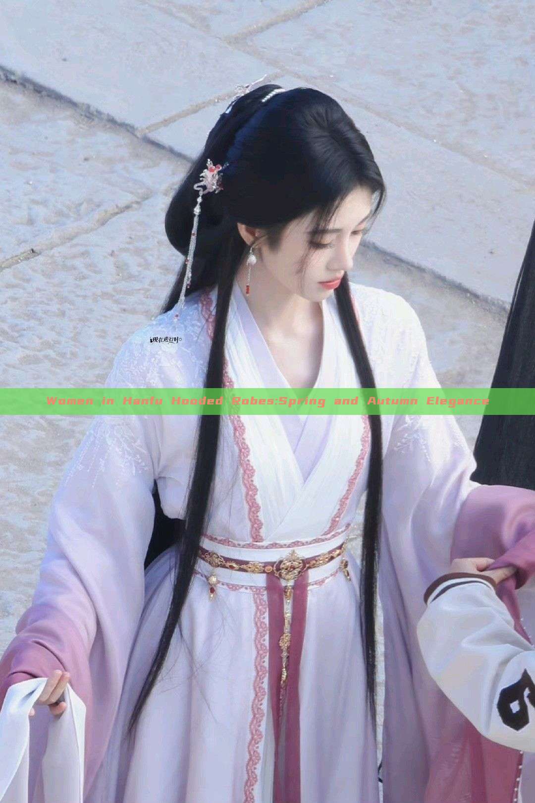 Women in Hanfu Hooded Robes:Spring and Autumn Elegance Women in Hanfu Hooded Robes:Spring and Autumn Elegance