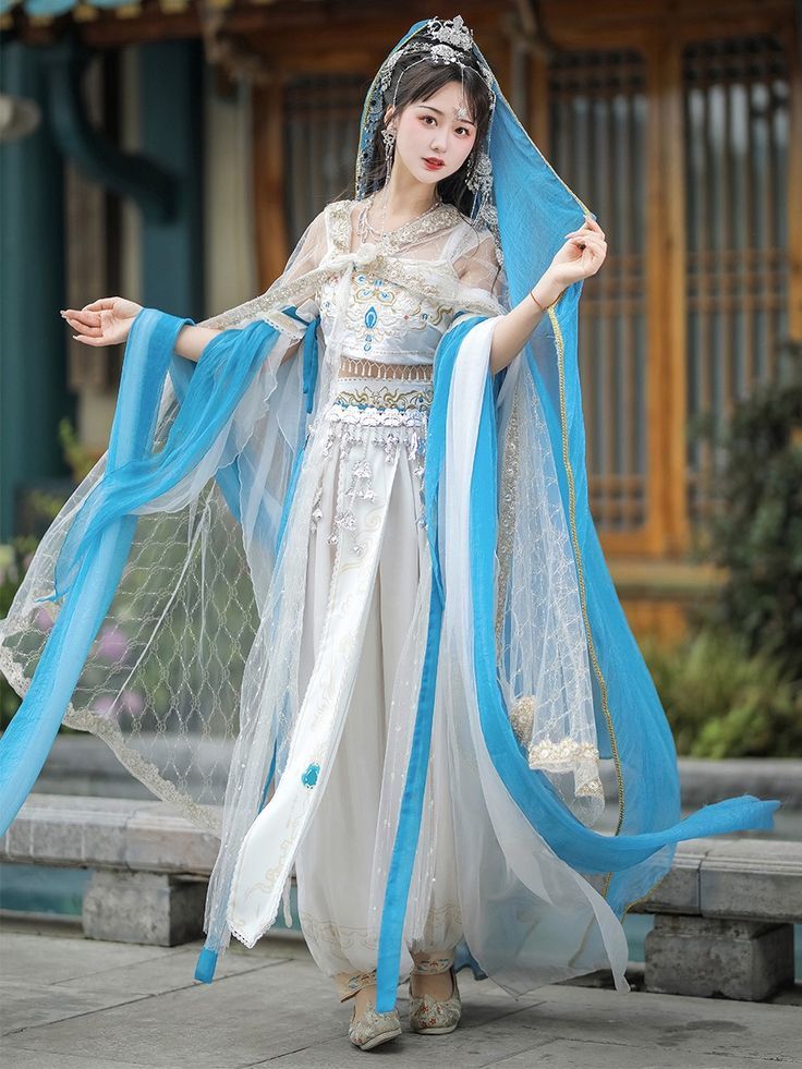 The Art of Qipao:Navigating Age 30 and Embracing Youth at 25 Through Traditional Chinese Elegance