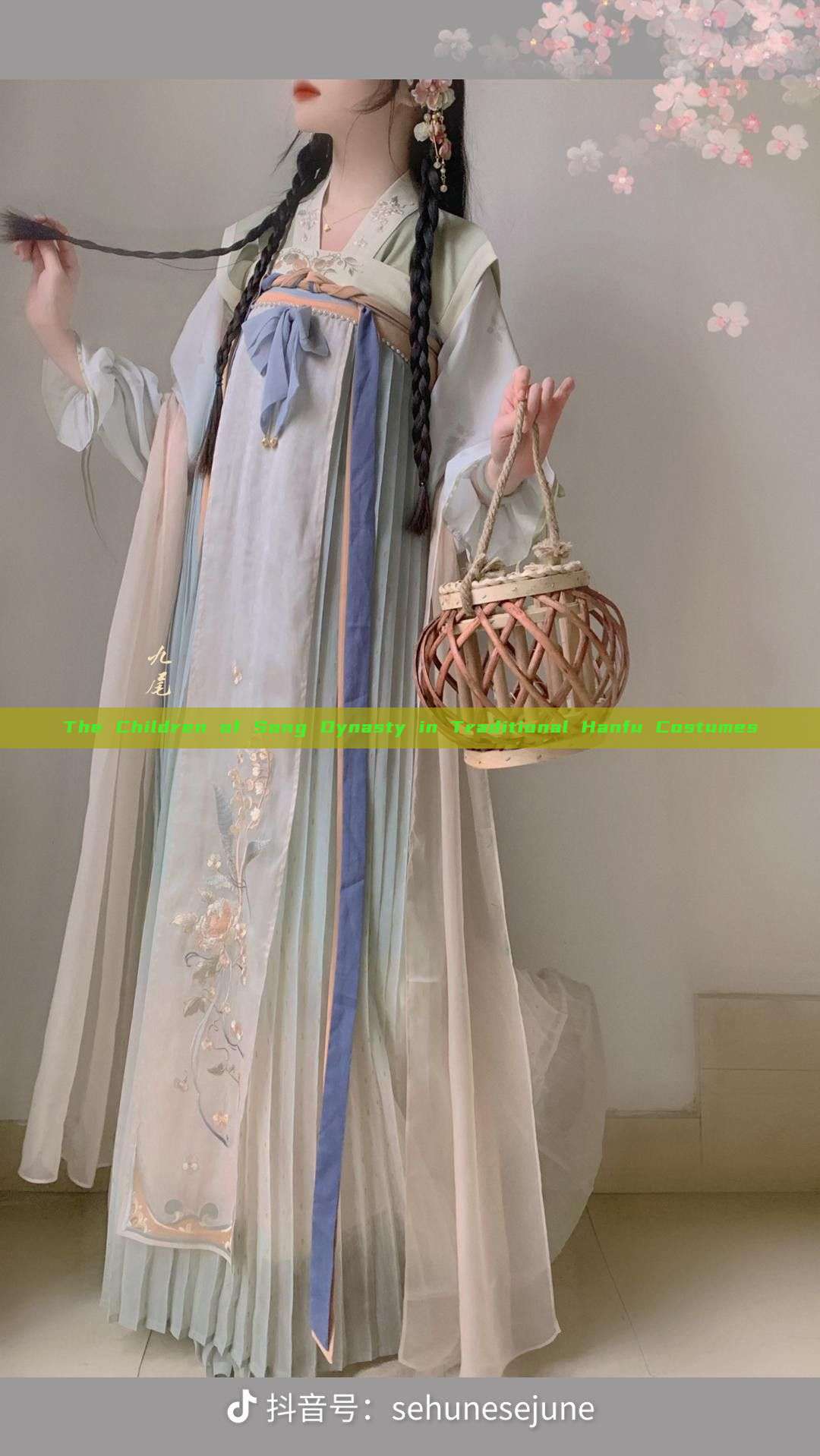 The Children of Song Dynasty in Traditional Hanfu Costumes