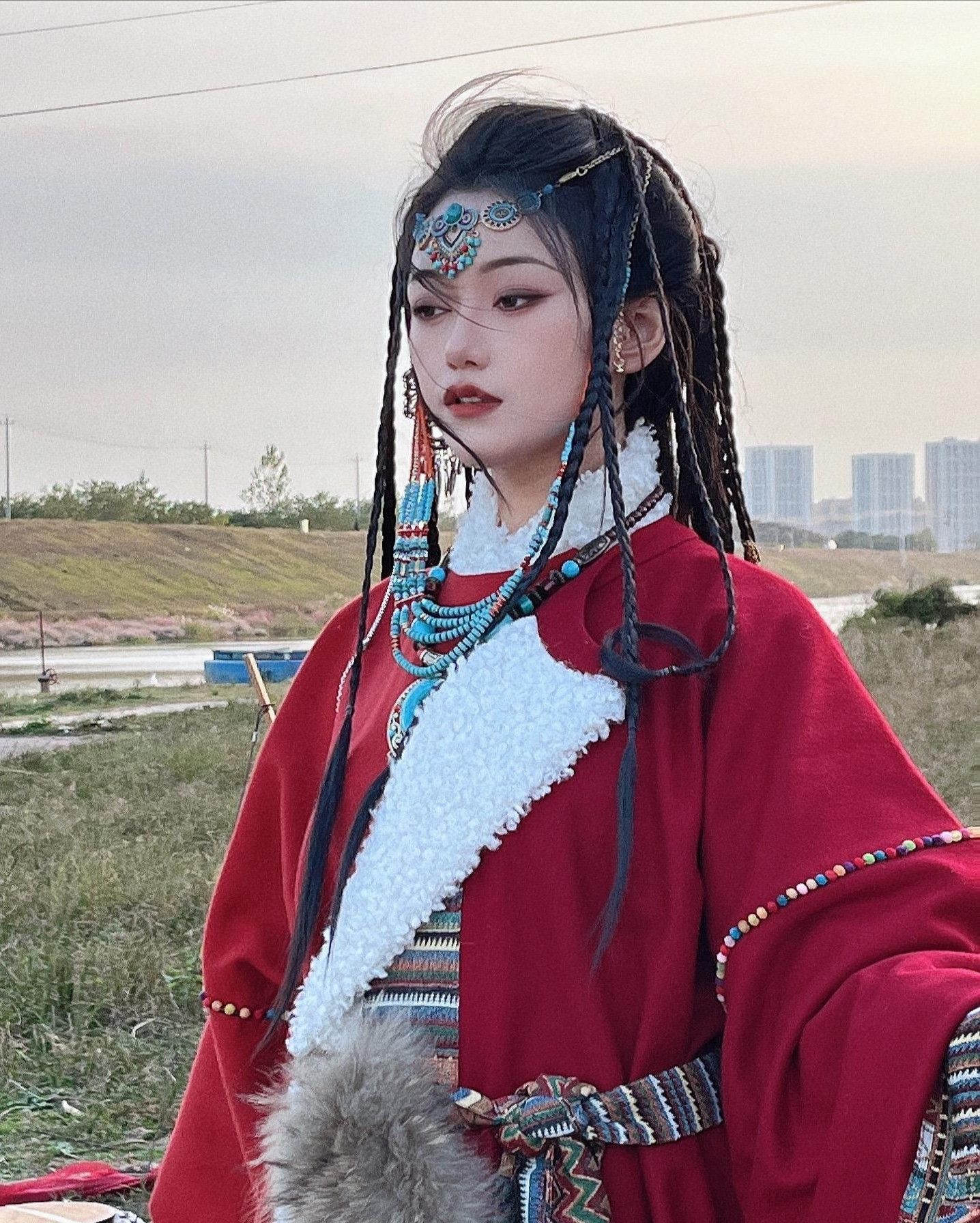 The Revival of the Tight-fitting Jacket and Horseback Skirt:A Cultural Exploration The Revival of the Tight-fitting Jacket and Horseback Skirt:A Cultural Exploration