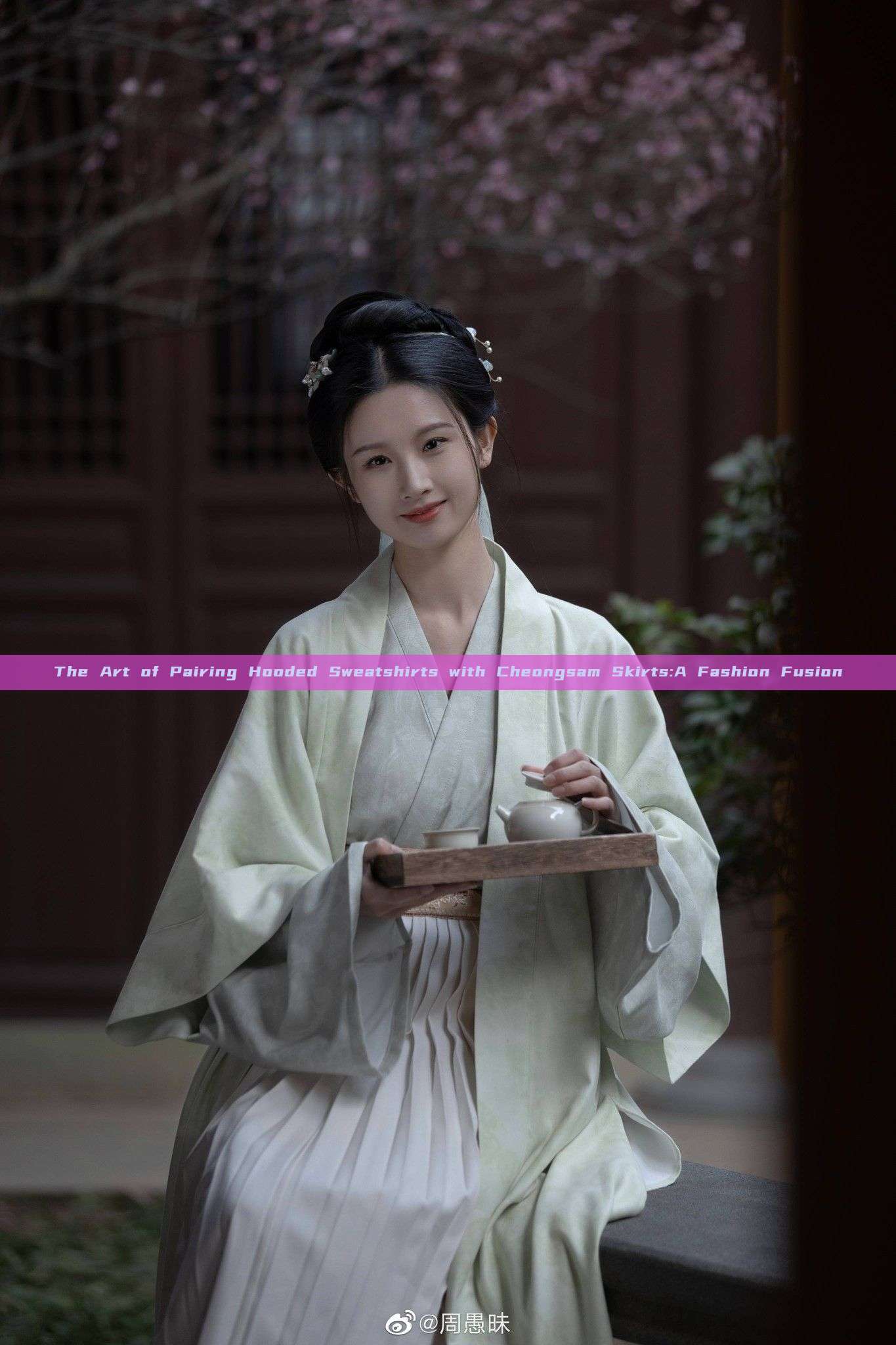 The Art of Pairing Hooded Sweatshirts with Cheongsam Skirts:A Fashion Fusion