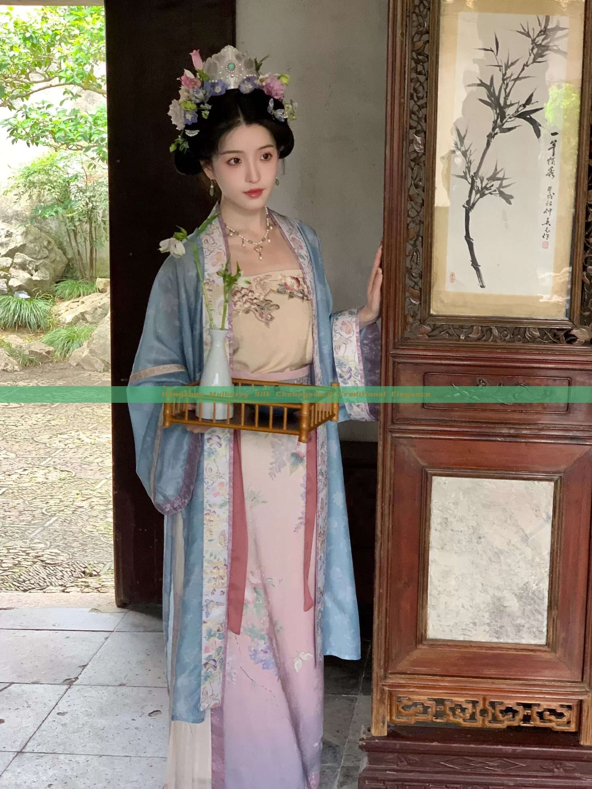 Hangzhou Mulberry Silk Cheongsam:A Traditional Elegance Hangzhou Mulberry Silk Cheongsam:A Traditional Elegance