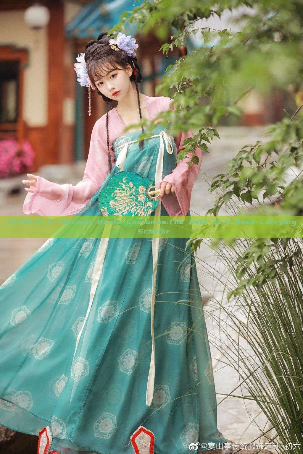 Children in Ancient Hanfu Costumes:The Role of a Book-Carrying Scholar