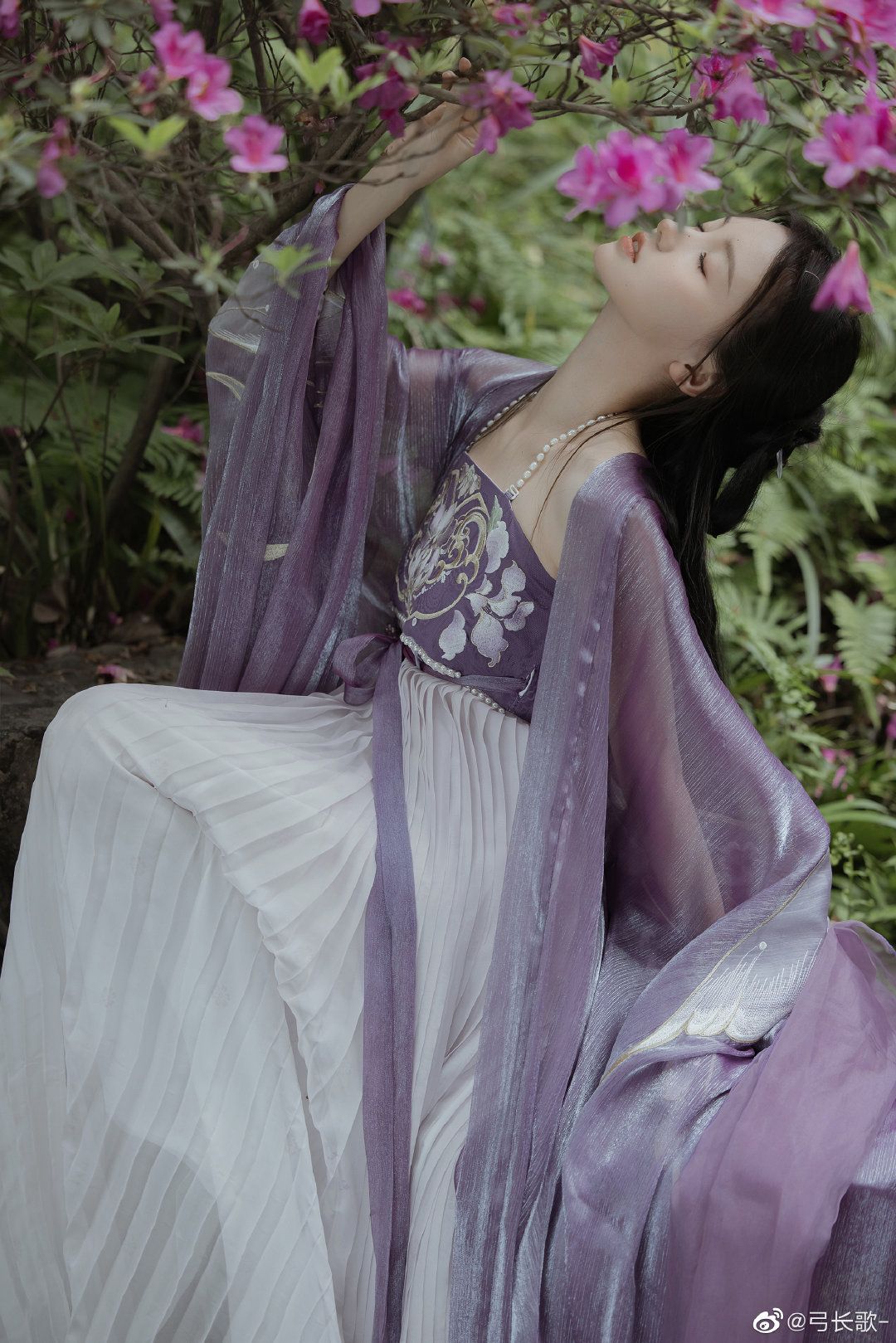 Redesigning the Cheongsam for a Petite Figure:A Guide for Women under 150cm