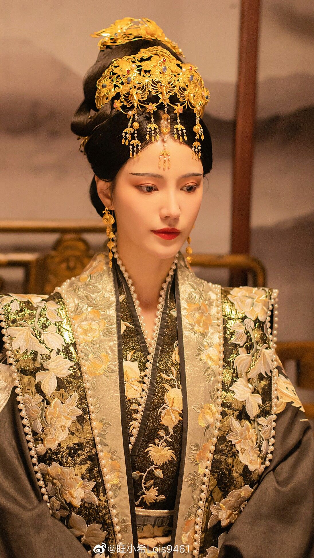 The Sword-Wielding Heroine in Traditional Chinese Hanfu Martial Arts Attire