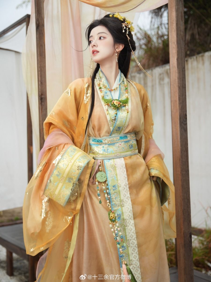 Reinventing the Hanfu Fashion:Modernizing the Song-Style Hanfu Reinventing the Hanfu Fashion:Modernizing the Song-Style Hanfu