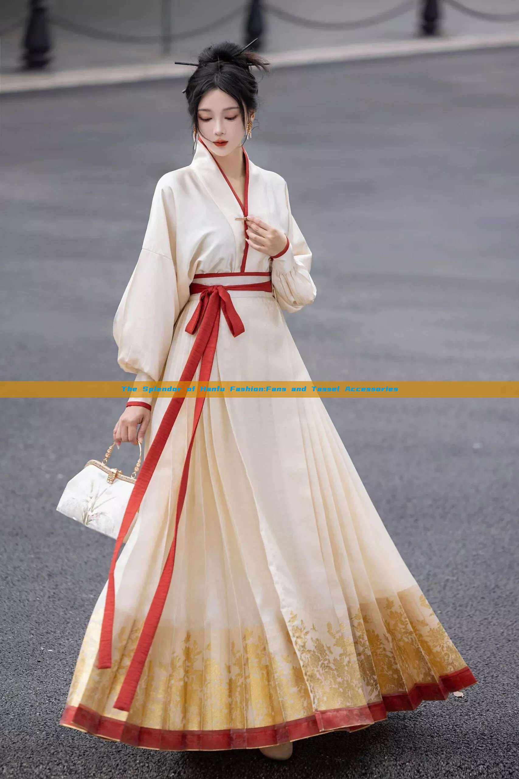 The Splendor of Hanfu Fashion:Fans and Tassel Accessories