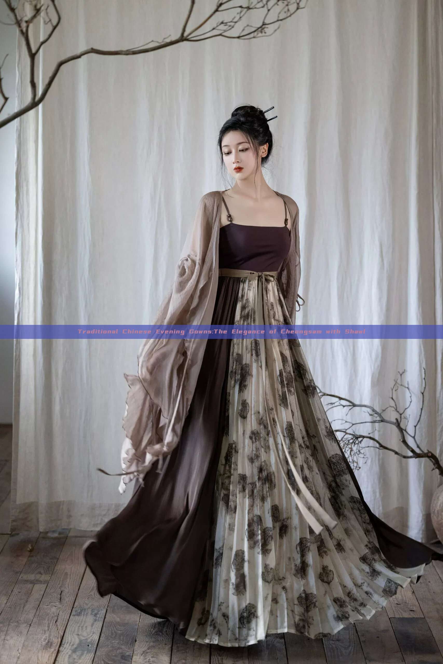 Traditional Chinese Evening Gowns:The Elegance of Cheongsam with Shawl Traditional Chinese Evening Gowns:The Elegance of Cheongsam with Shawl