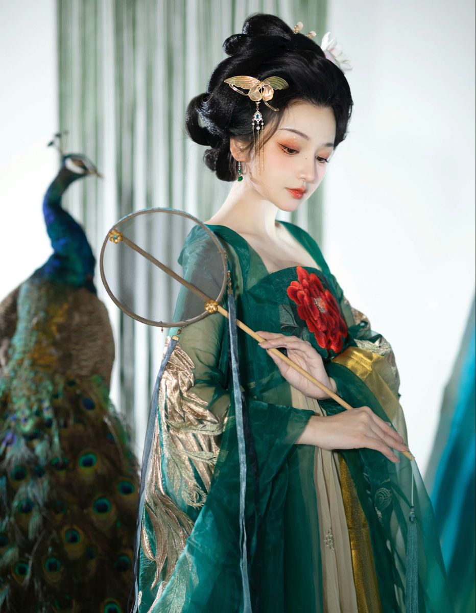 Celebrating Chinese New Year with Traditional Hanfu Costumes:The Embrace of Womens Cheerful Attire
