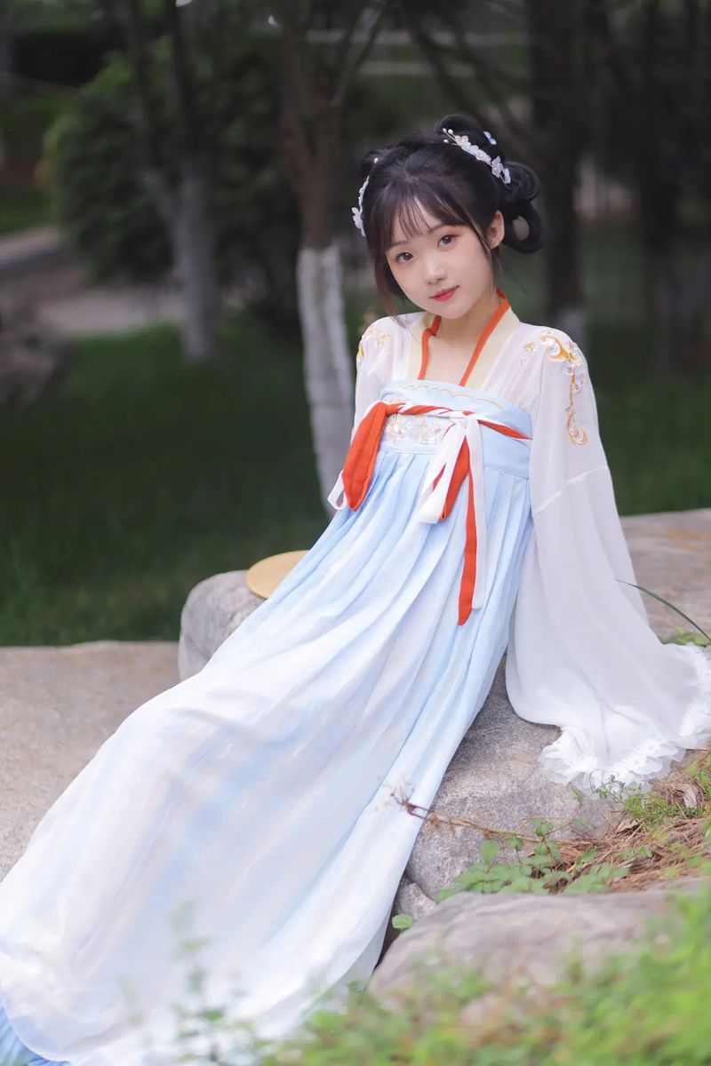 A Cream-Colored Horsehide Skirt:A Blend of Elegance and Tradition A Cream-Colored Horsehide Skirt:A Blend of Elegance and Tradition