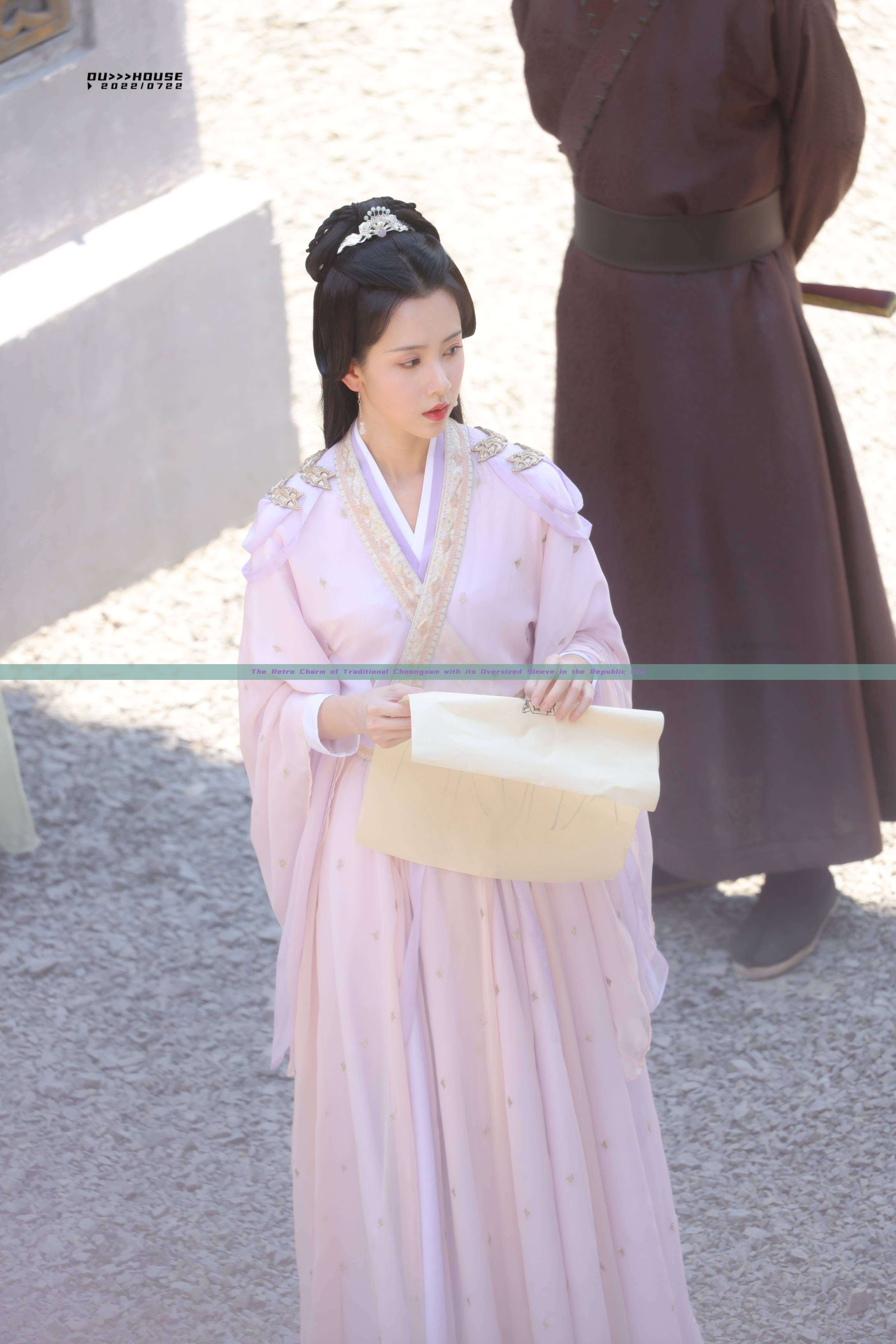 The Retro Charm of Traditional Cheongsam with its Oversized Sleeve in the Republic Era