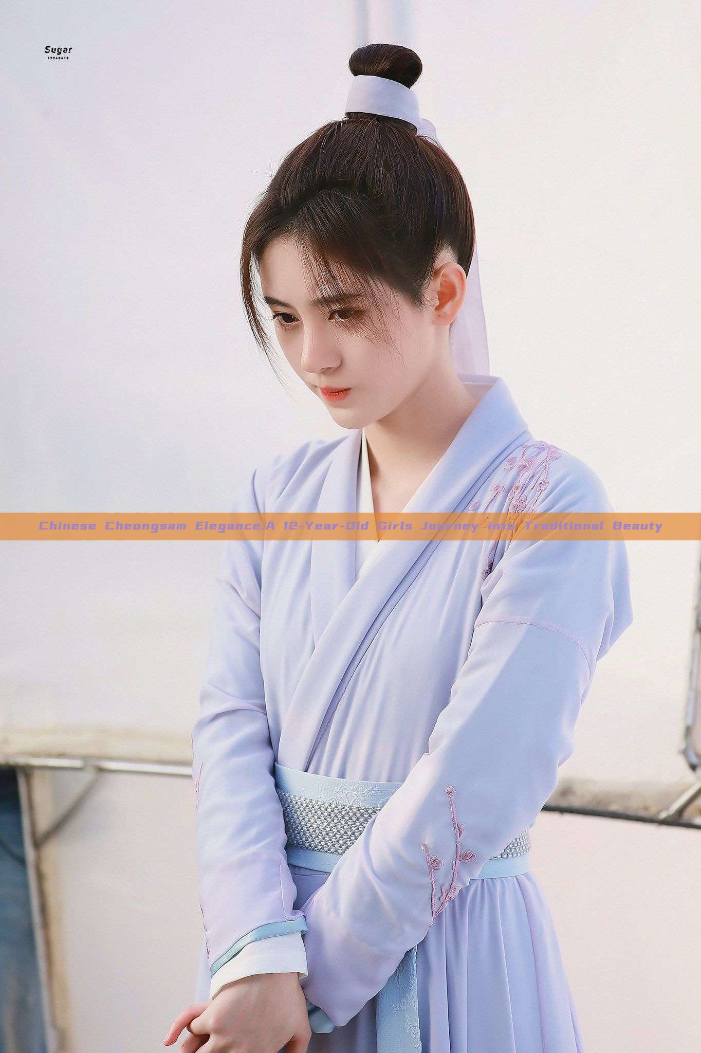 Chinese Cheongsam Elegance:A 12-Year-Old Girls Journey into Traditional Beauty