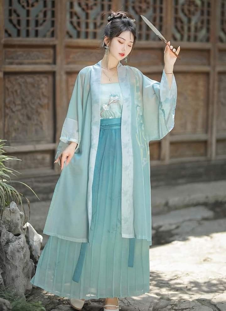 Modernizing the Cheongsam:A Youthful,Noble and Ink-wash Artistic Journey for Modern Girls