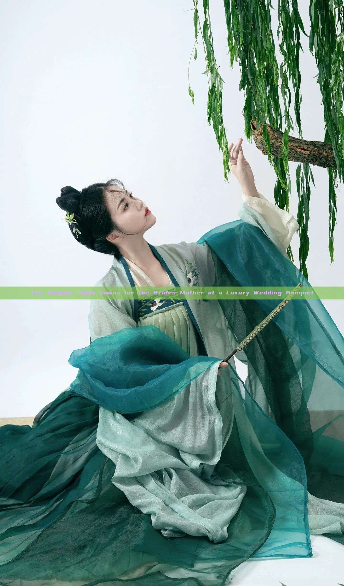 The Elegant Qipao Gowns for the Brides Mother at a Luxury Wedding Banquet