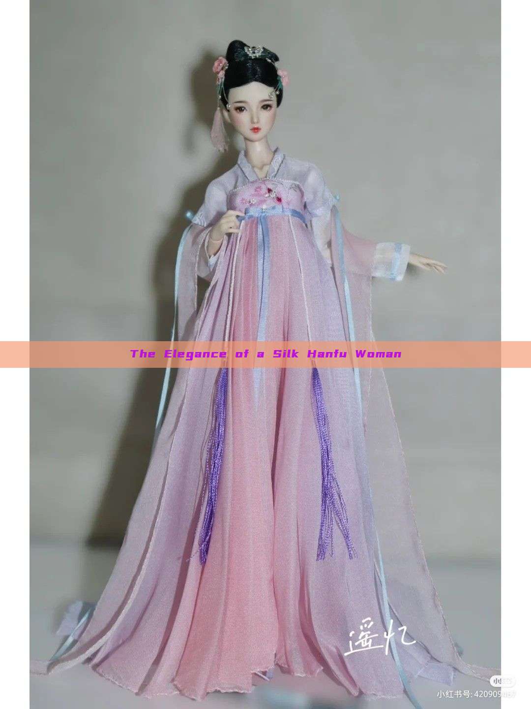 The Elegance of a Silk Hanfu Woman The Elegance of a Silk Hanfu Woman