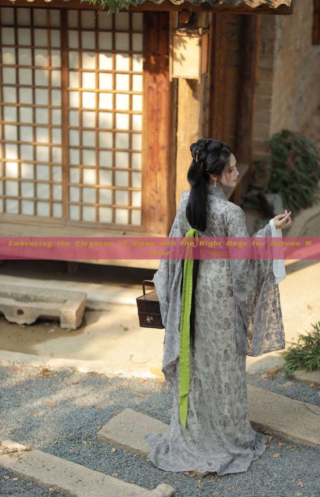 Embracing the Elegance of Qipao with the Right Bags for Autumn Winter Embracing the Elegance of Qipao with the Right Bags for Autumn Winter