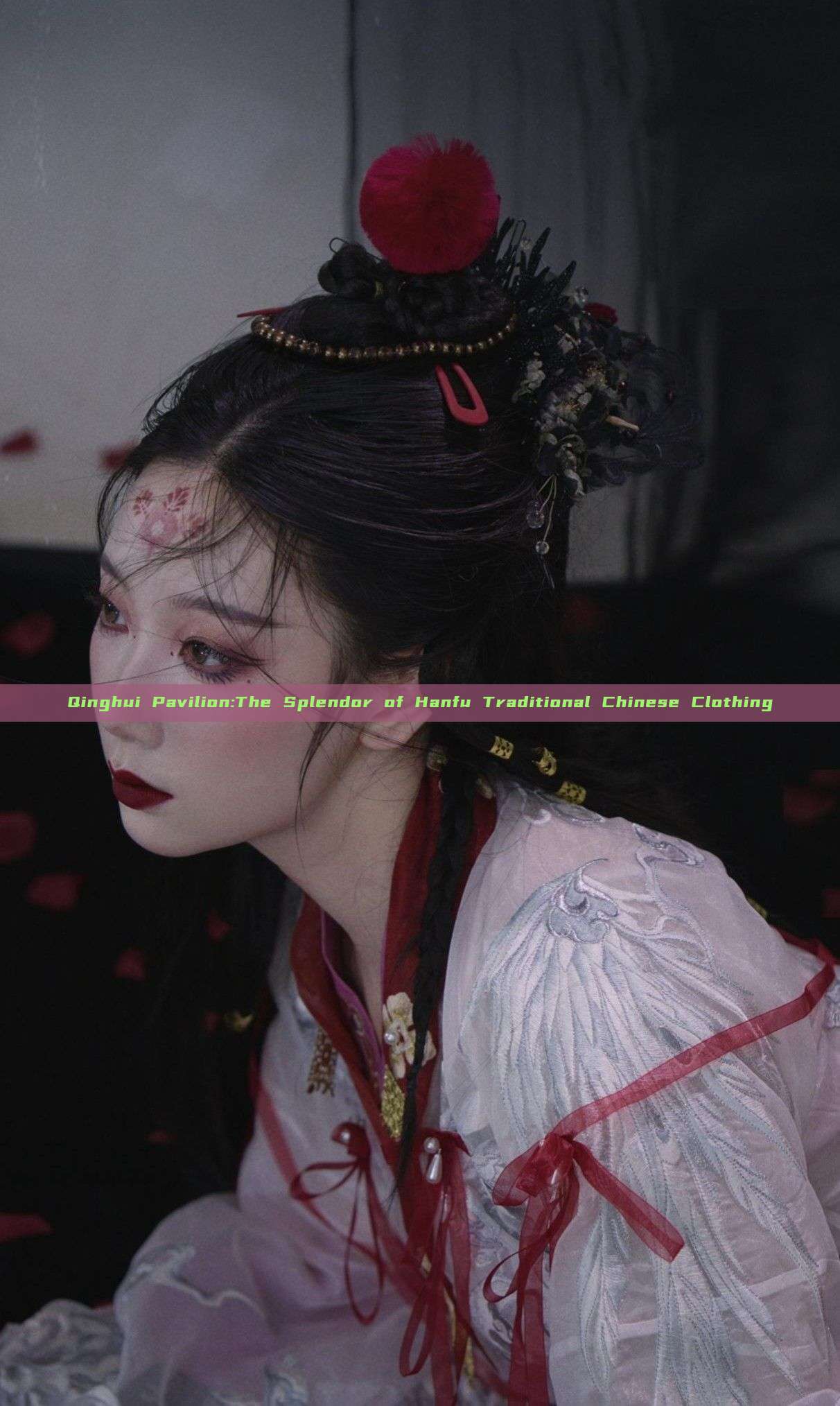Qinghui Pavilion:The Splendor of Hanfu Traditional Chinese Clothing