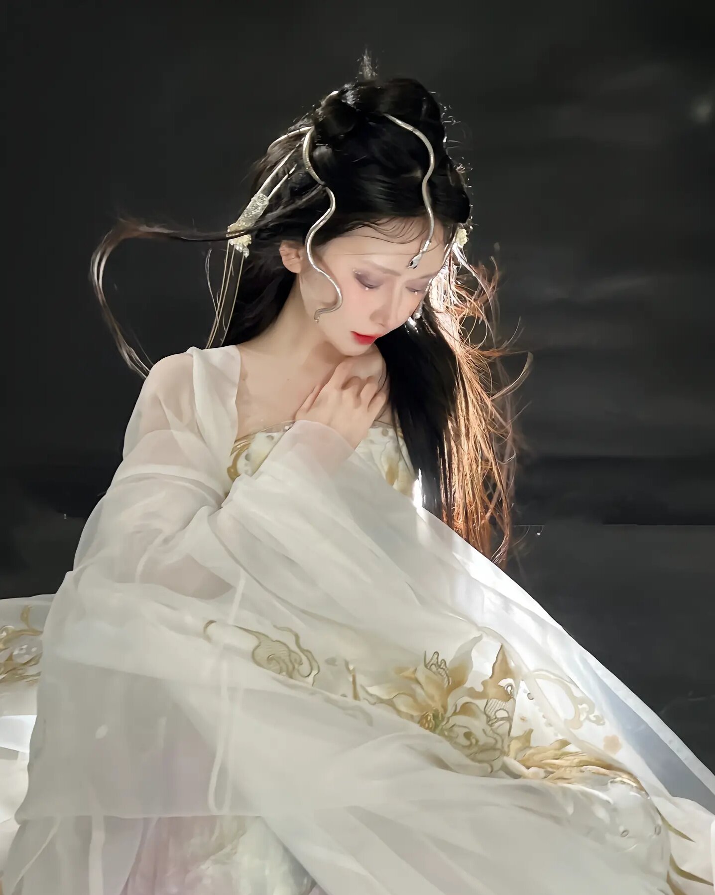 Ethereal Splendor:The Enigma of Glass-like Hanfu,Xuanji,and the Enigma of Yuan Bingyan Ethereal Splendor:The Enigma of Glass-like Hanfu,Xuanji,and the Enigma of Yuan Bingyan