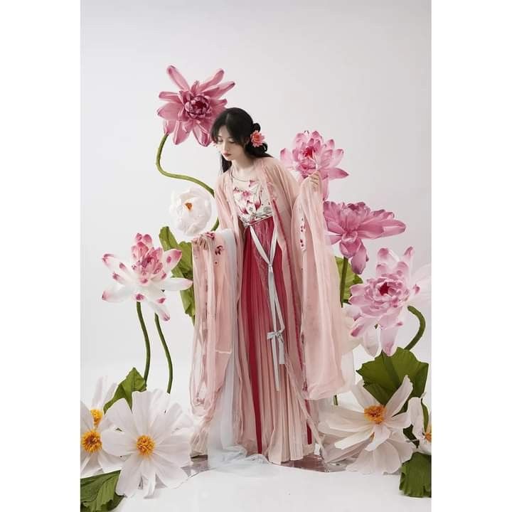 Summer in a Splendid Flower-Pattern Cheongsam Summer in a Splendid Flower-Pattern Cheongsam