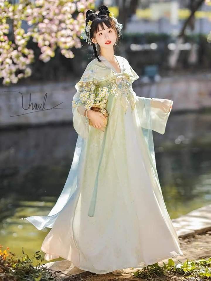 Autumn Winter Fashion:The Rise of the Feminine Mamen裙套装