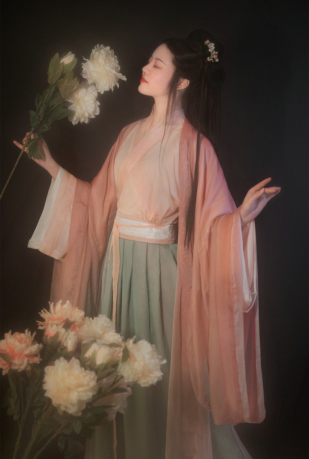 The Charm of Low-neck Cheongsam:A Closer Look into Its Design and Cultural Significance