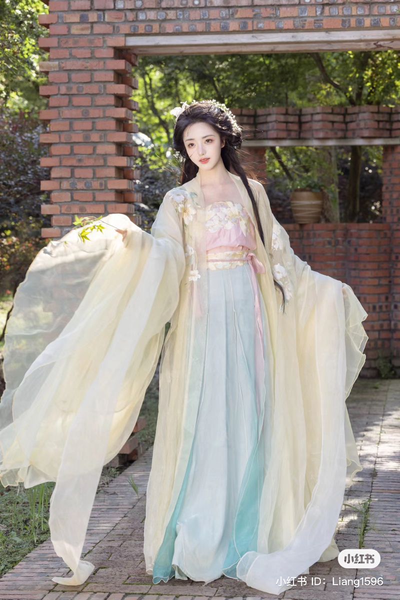 Chinese-Style Cheongsam Outfit for Baby Girls in Winter Chinese-Style Cheongsam Outfit for Baby Girls in Winter