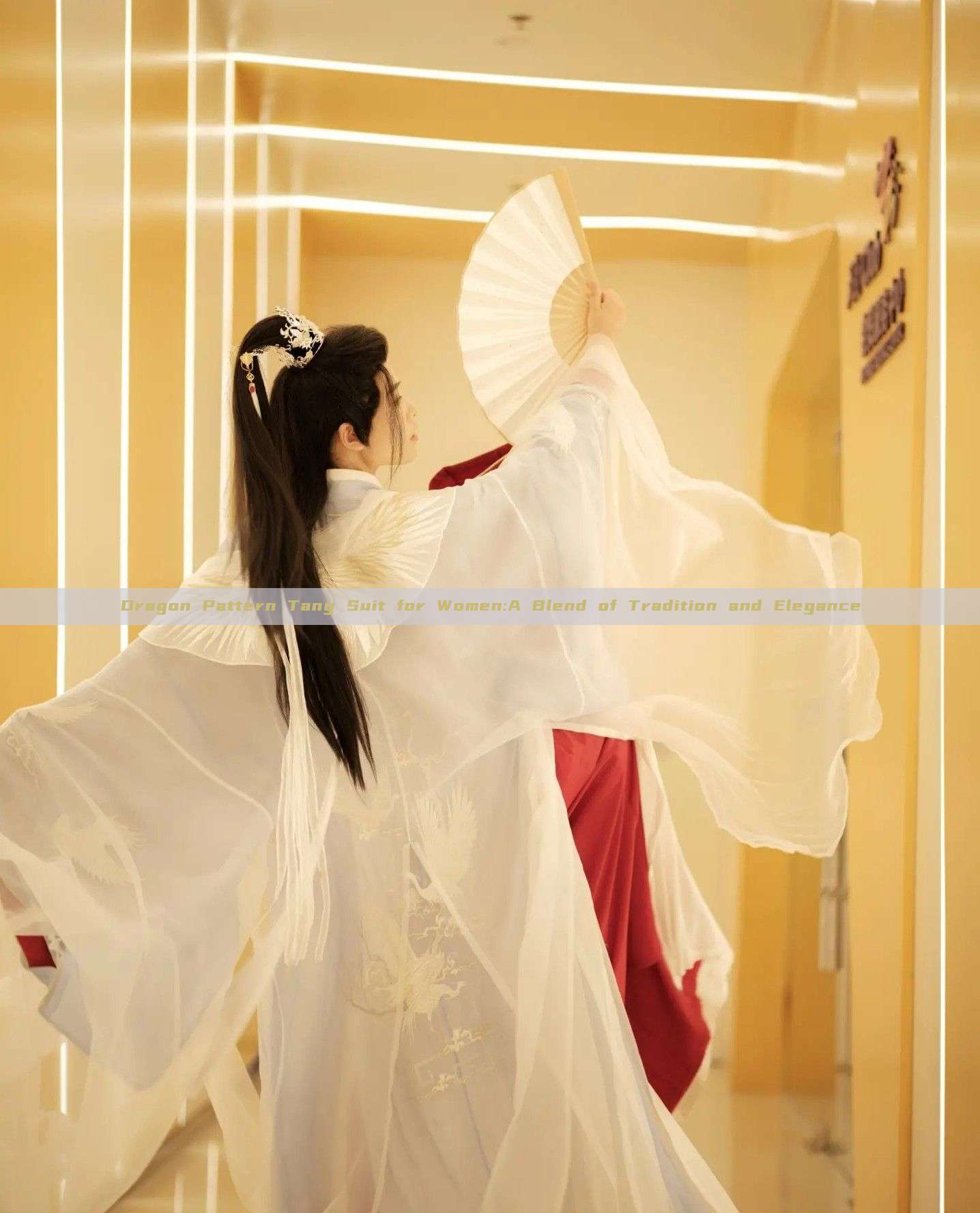 Dragon Pattern Tang Suit for Women:A Blend of Tradition and Elegance