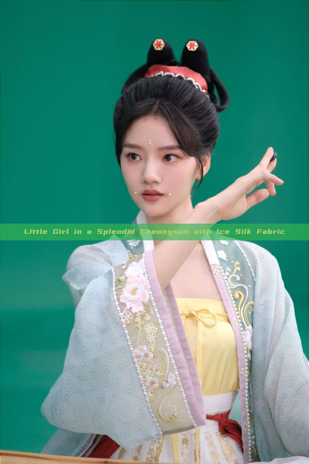 Little Girl in a Splendid Cheongsam with Ice Silk Fabric Little Girl in a Splendid Cheongsam with Ice Silk Fabric