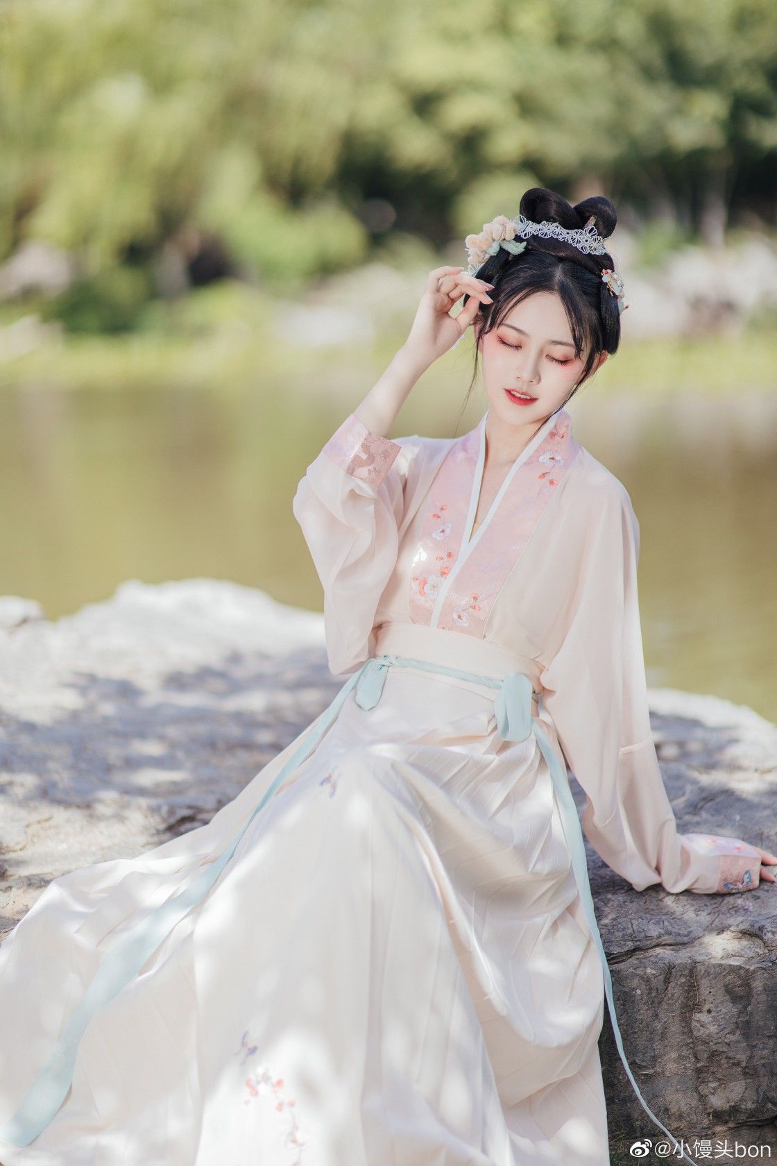 The Buttons of Tangzhuang Traditional Clothing:A Closer Look