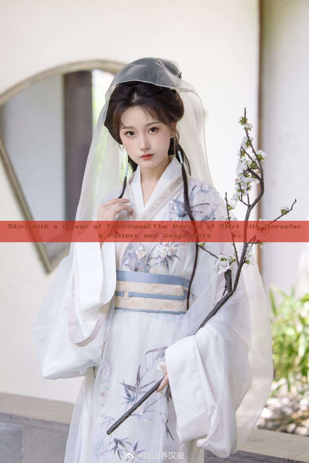 Skirt with a Flavor of Traditional:The Revival of Skirt with Horseface Pattern and Suspenders