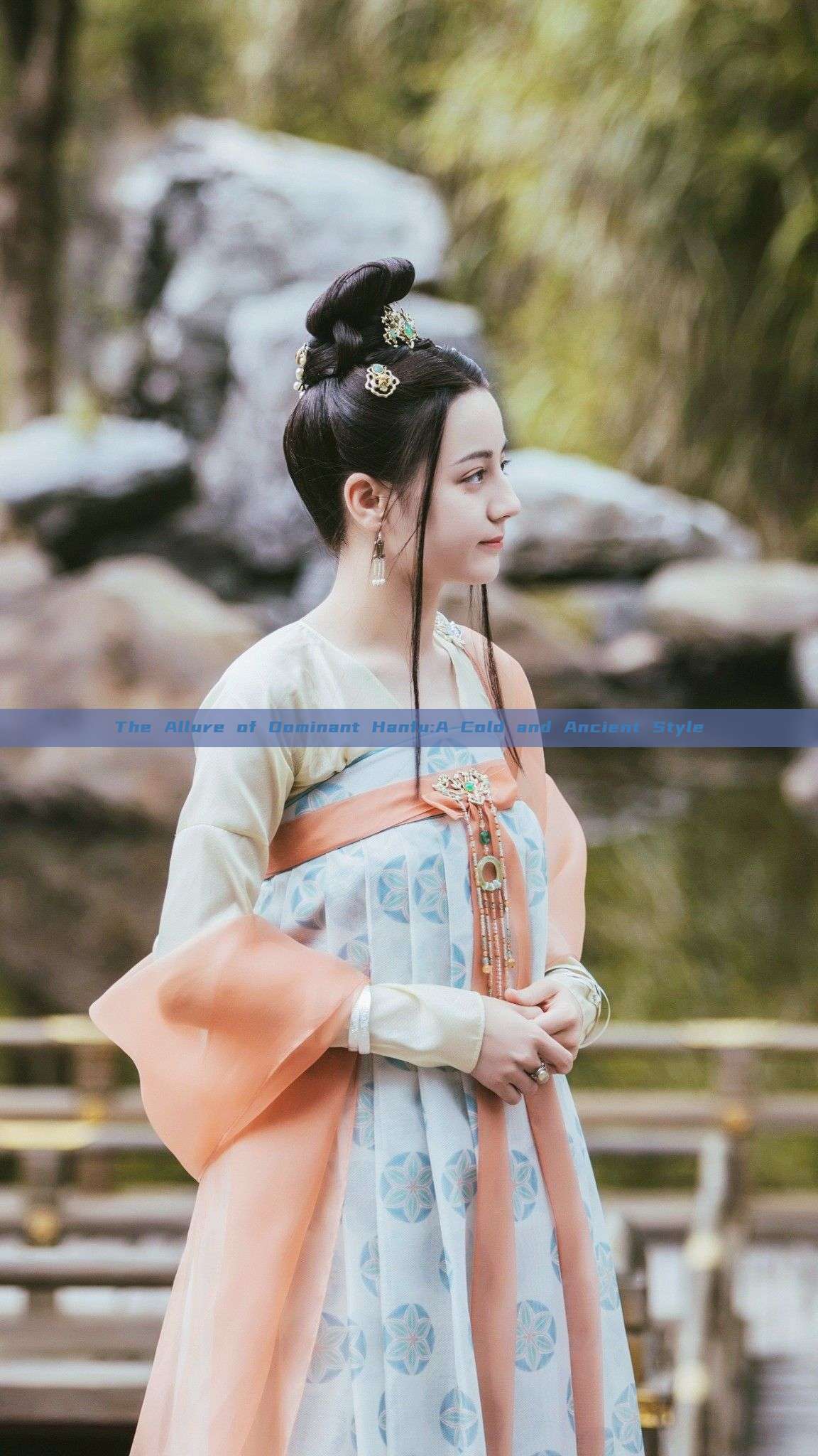 The Allure of Dominant Hanfu:A Cold and Ancient Style