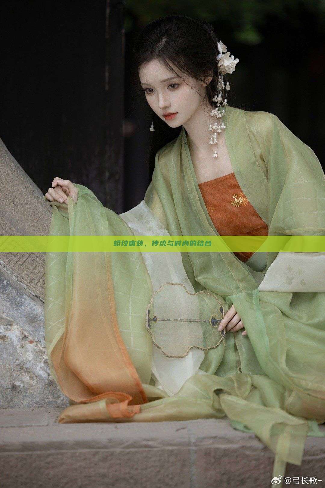 蟒纹唐装,传统与时尚的结合 蟒纹唐装,传统与时尚的结合