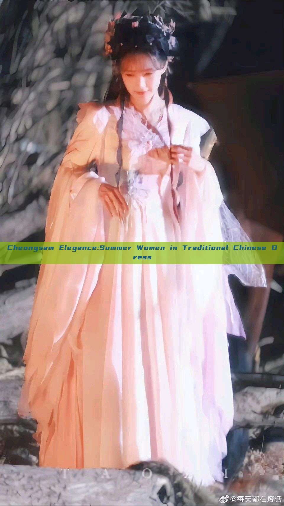 Cheongsam Elegance:Summer Women in Traditional Chinese Dress