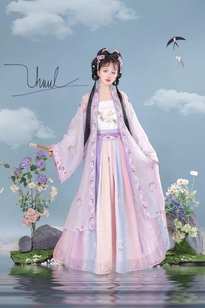 Little Girls in Chinese Traditional Hanfu Headwear:Embracing the Essence of Chinese Culture Little Girls in Chinese Traditional Hanfu Headwear:Embracing the Essence of Chinese Culture