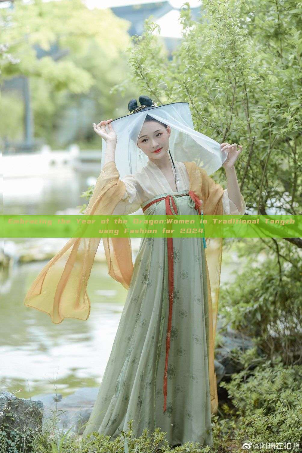 Embracing the Year of the Dragon:Women in Traditional Tangzhuang Fashion for 2024