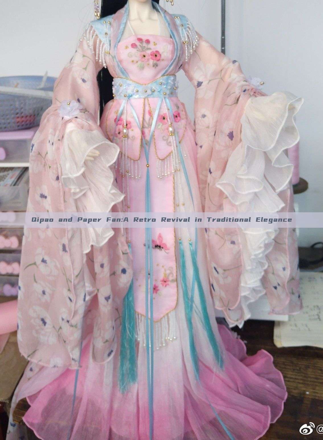 Qipao and Paper Fan:A Retro Revival in Traditional Elegance Qipao and Paper Fan:A Retro Revival in Traditional Elegance