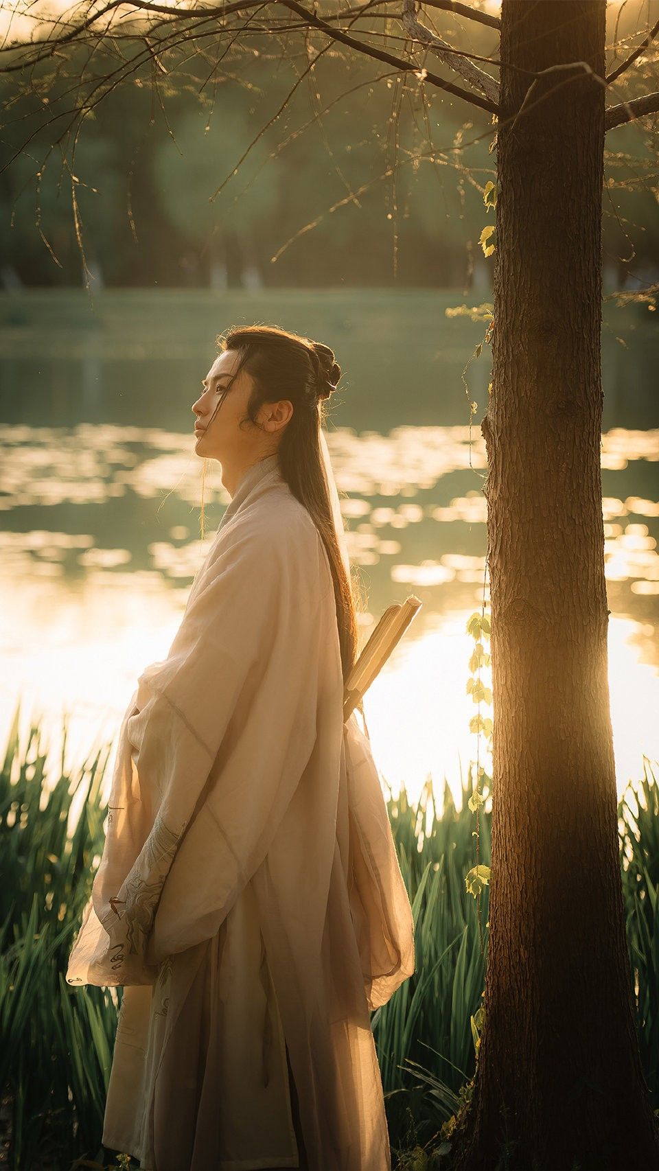 The Enchantment of Black Cheongsam Embraced by Xiangyunsha Silk