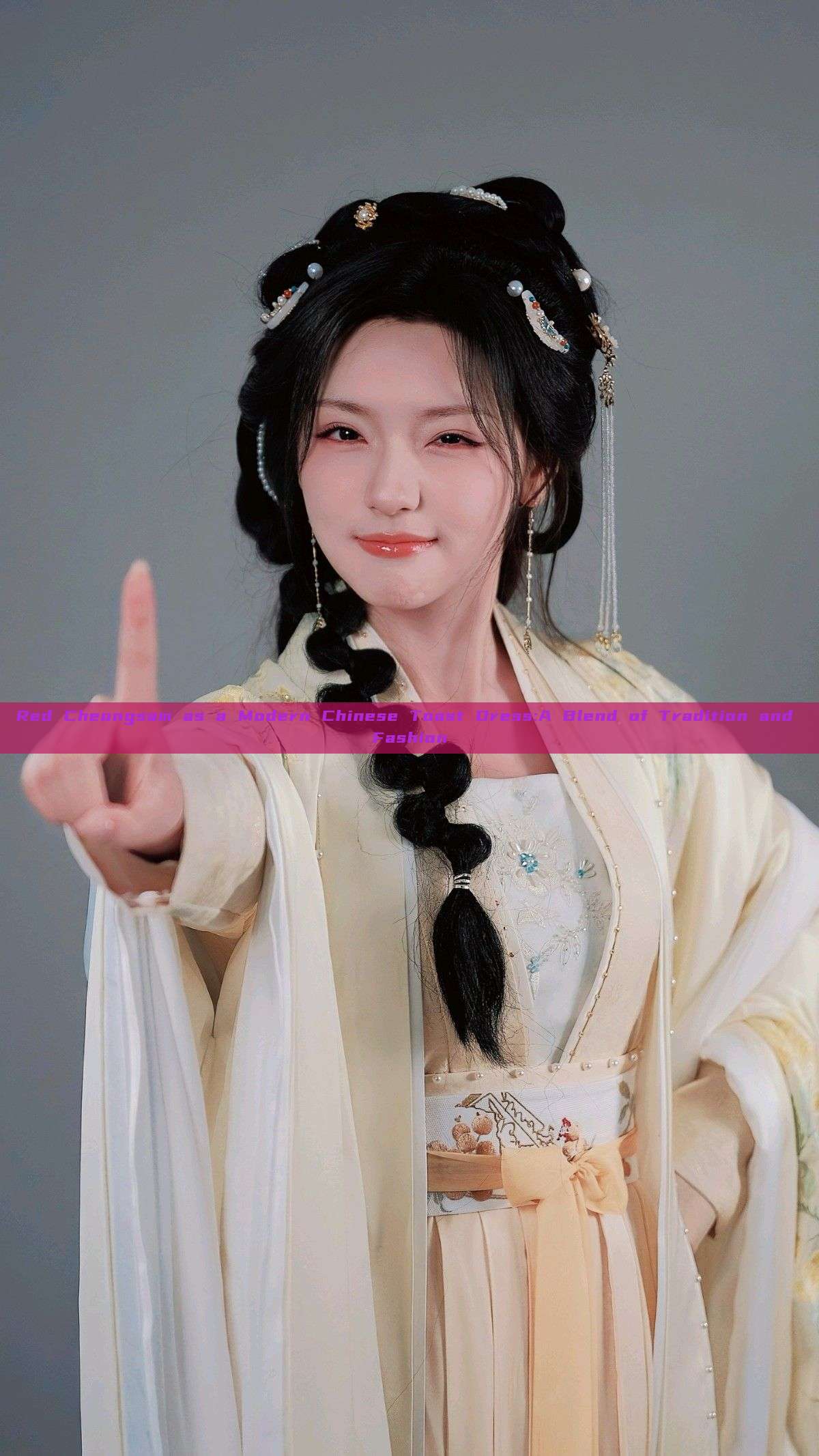 Red Cheongsam as a Modern Chinese Toast Dress:A Blend of Tradition and Fashion