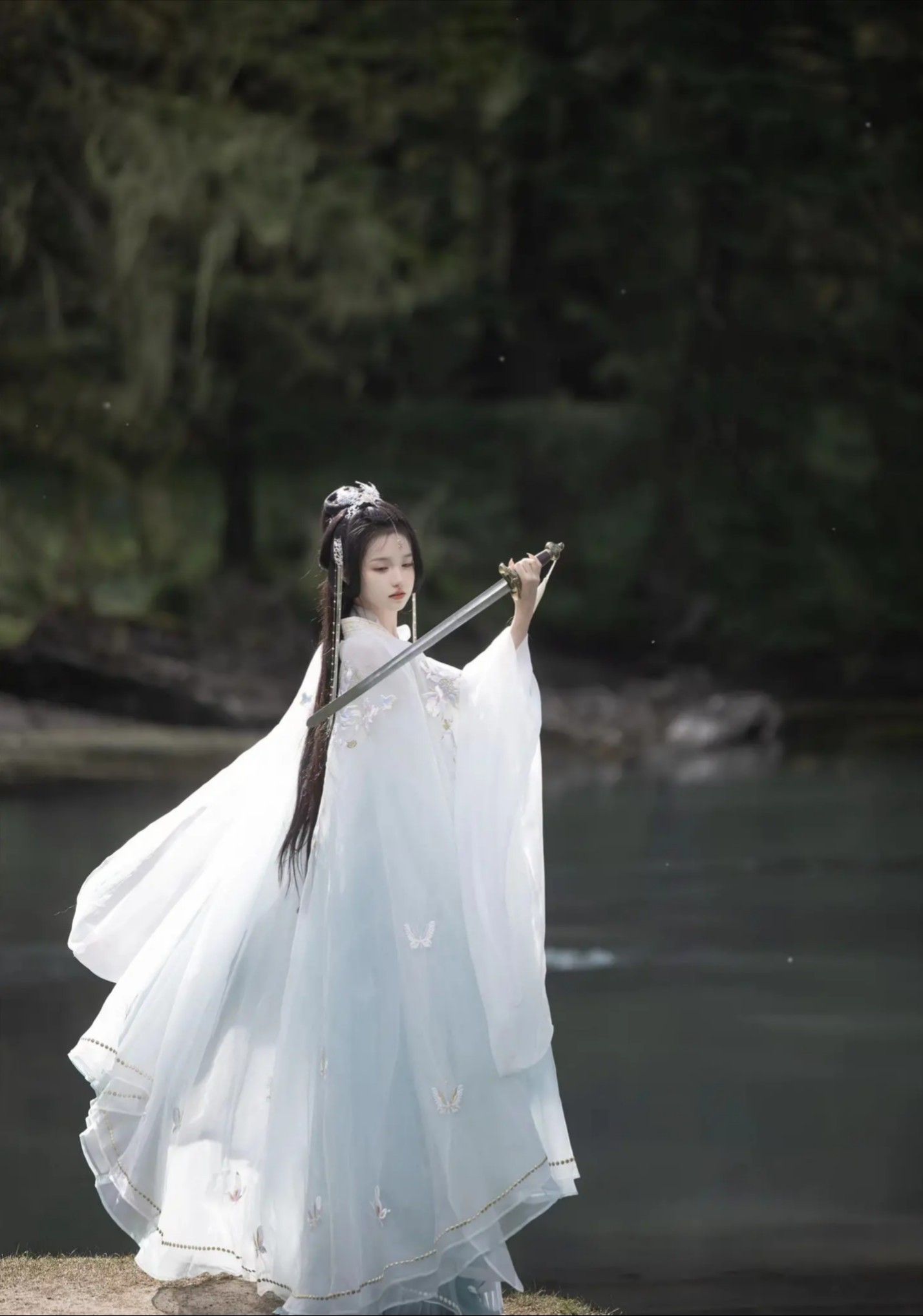 Elegant Embroidery on a Horseface Skirt:The Art of Re-Engineering Traditional Chinese Dress