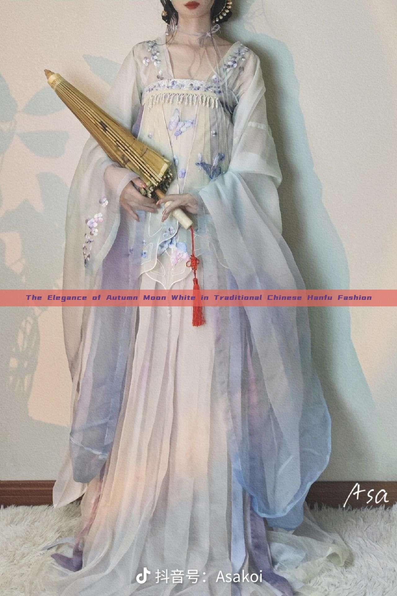 The Elegance of Autumn Moon White in Traditional Chinese Hanfu Fashion