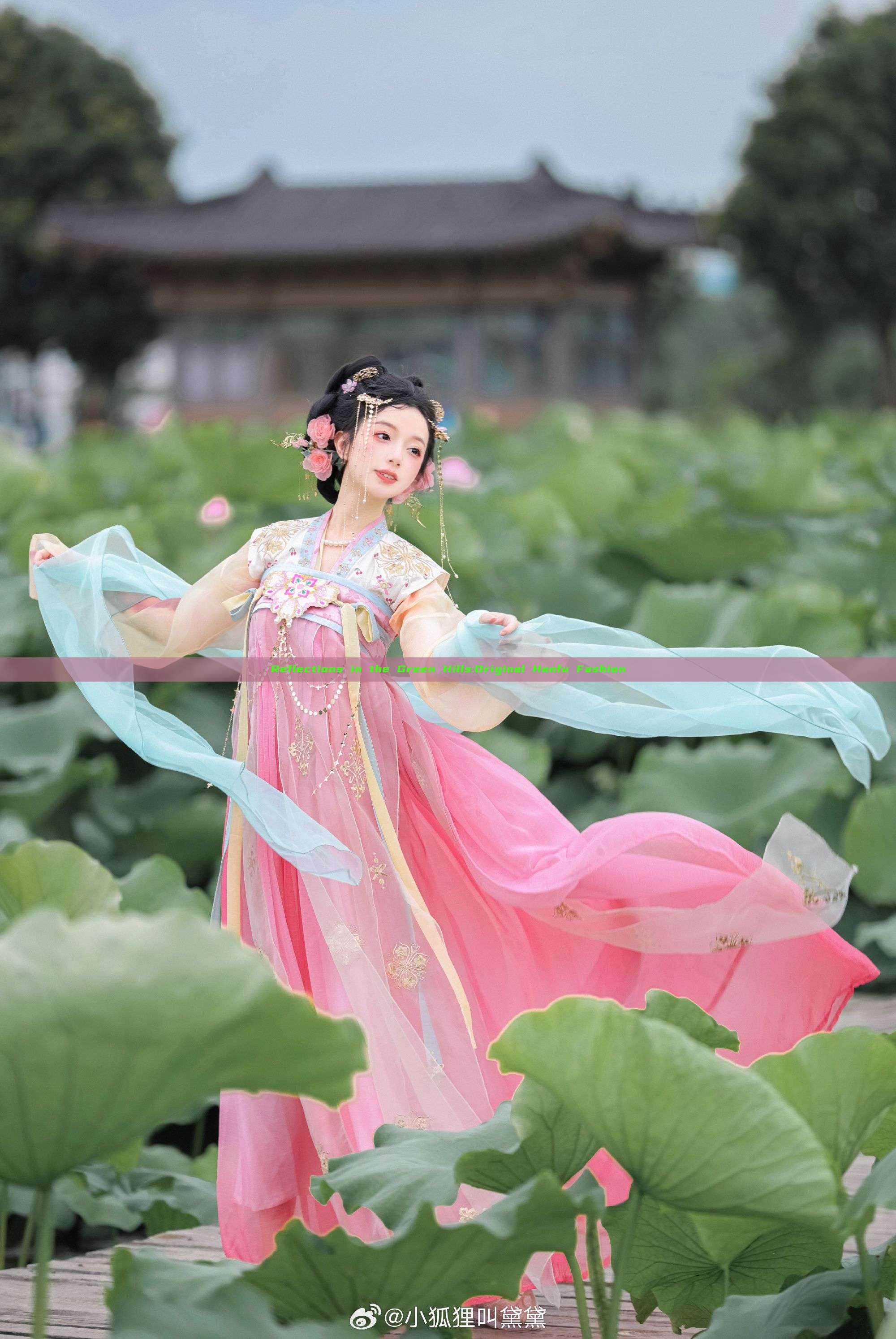 Reflections in the Green Hills:Original Hanfu Fashion