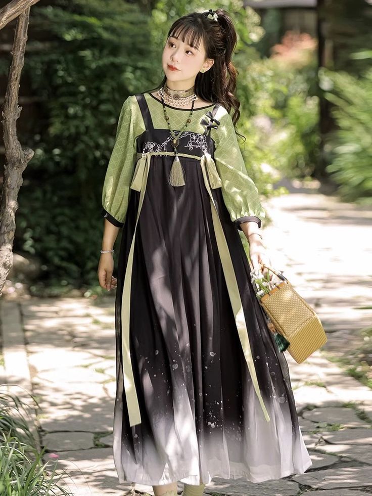 Affordable Chinese Hanfu Fashion for Curvier Girls:The Charm of Waist-Grazing Bai Cai Style