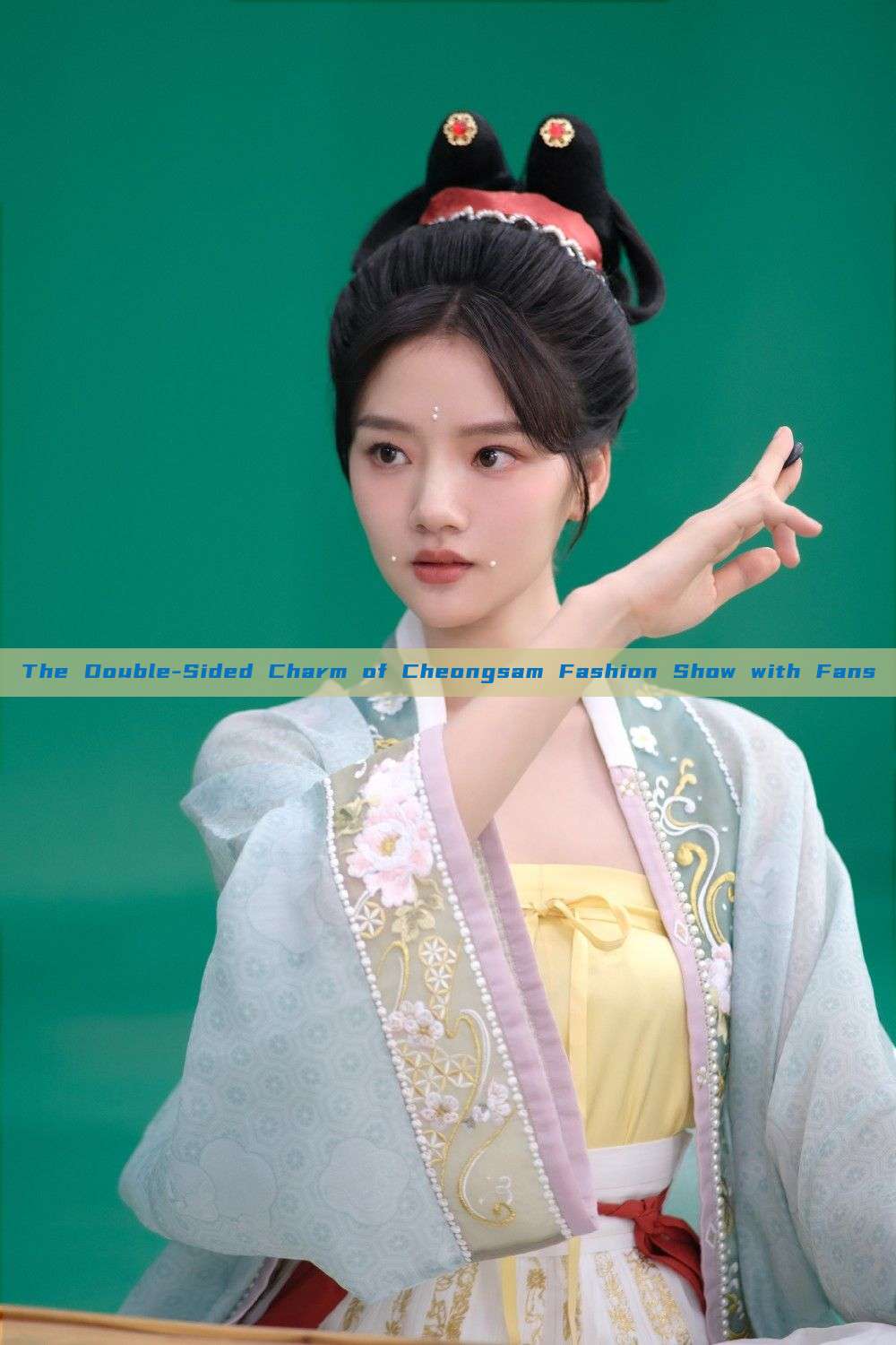 The Double-Sided Charm of Cheongsam Fashion Show with Fans