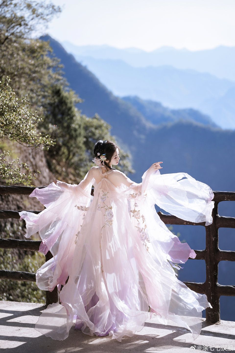 New Chinese Style Cheongsam:Embracing the Pure and Seductive Charm of Qixiao Fashion