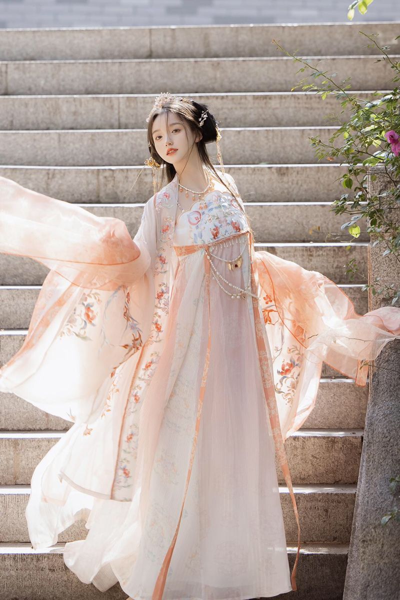 Ethereal Dreams in Hanfu:Embracing the Starry River of Dreams in Traditional Splendor Ethereal Dreams in Hanfu:Embracing the Starry River of Dreams in Traditional Splendor