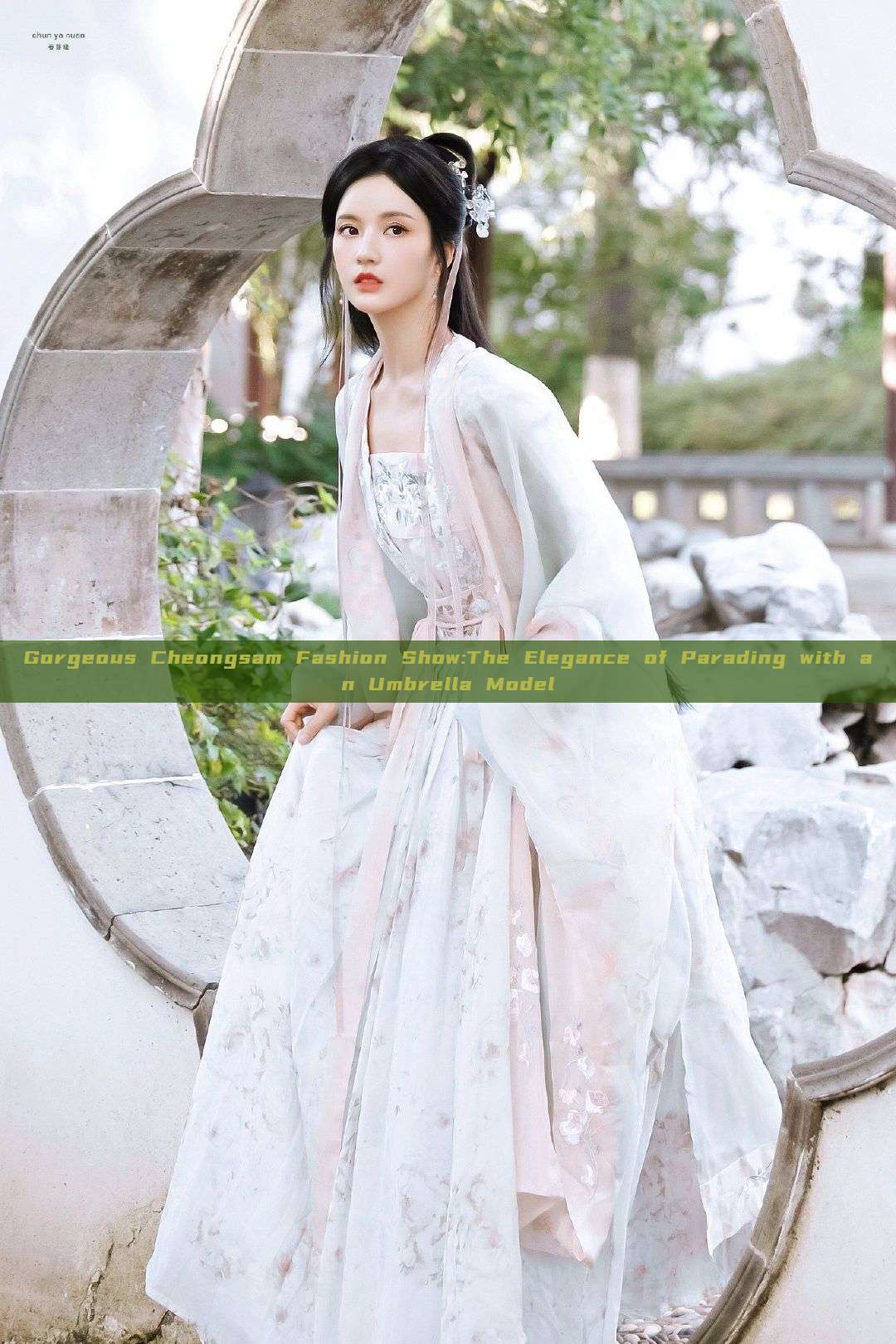 Gorgeous Cheongsam Fashion Show:The Elegance of Parading with an Umbrella Model Gorgeous Cheongsam Fashion Show:The Elegance of Parading with an Umbrella Model