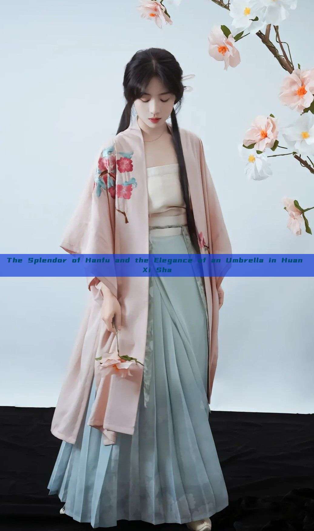 The Splendor of Hanfu and the Elegance of an Umbrella in Huan Xi Sha The Splendor of Hanfu and the Elegance of an Umbrella in Huan Xi Sha